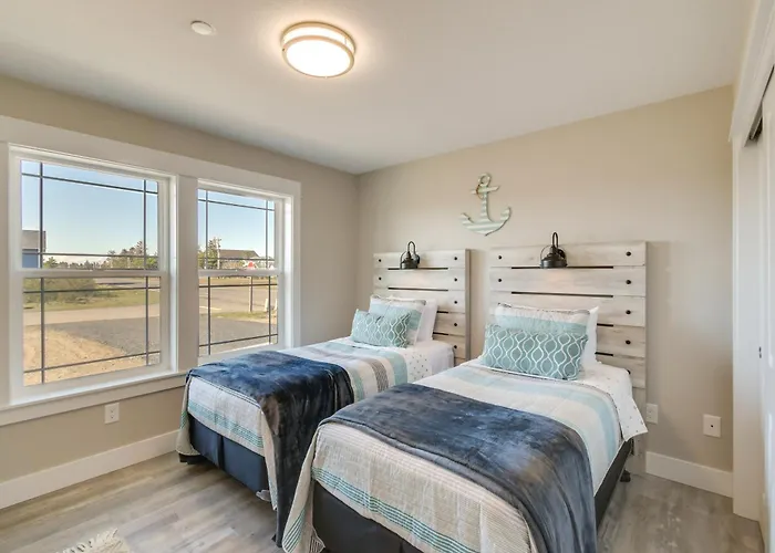 Pet-Friendly Retreat With Fenced Yard, Walk To Beach