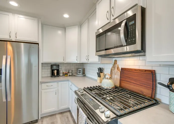 Pet-Friendly Retreat With Fenced Yard, Walk To Beach
