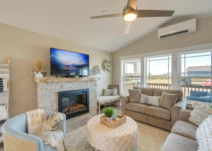 Pet-Friendly Retreat With Fenced Yard, Walk To Beach