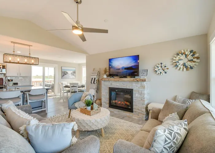 Pet-Friendly Retreat With Fenced Yard, Walk To Beach